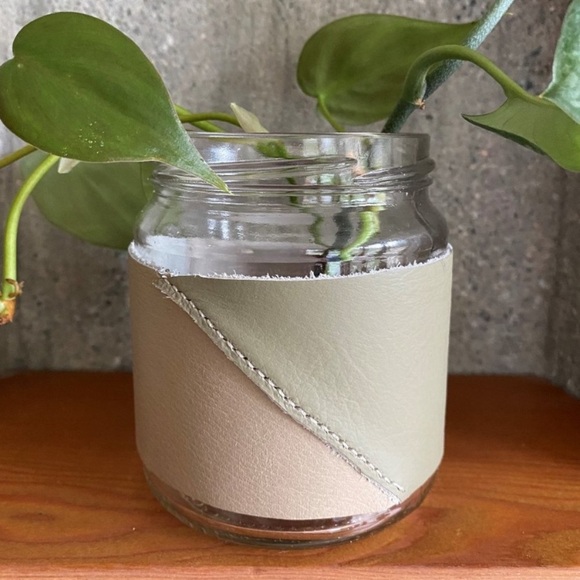 Leather Handcrafted “Seymour” Propagation Vase - Picture 5 of 7